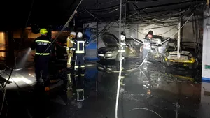 VIDEO | Incendiu într-un mall din Bucureşti: Patru persoane au ajuns la spital, iar trei maşini au fost distruse / Bilanţul ISU