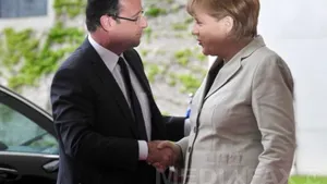 Hollande susţine că are relaţii bune cu Merkel, pe care nu este nevoie să le forţeze
