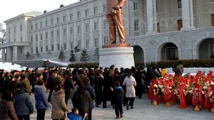 Zeci de mii nord-coreeni i-au adus un omagiu lui Kim Jong-il la trei ani de la deces