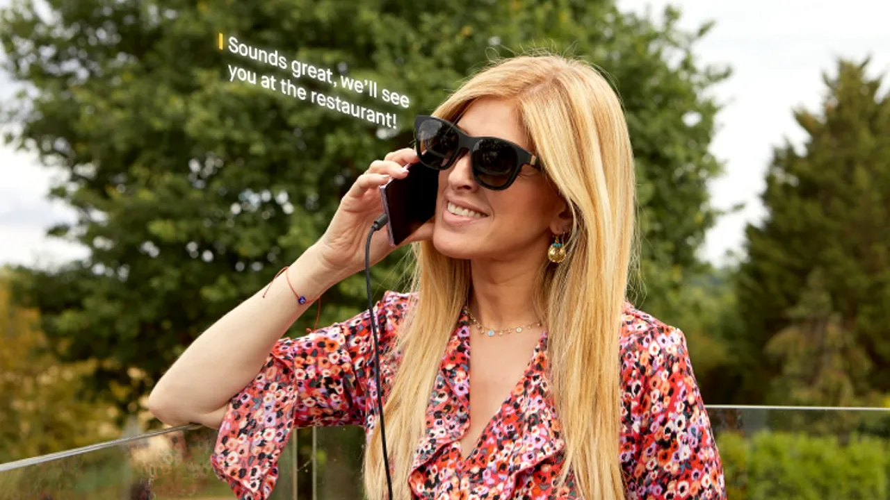 Ochelari inteligenţi care transformă conversaţiile din viaţa reală în texte traduse în diferite limbi. Aplicaţia este disponibilă în Google Play Store