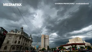 În Bucureşti, canicula e alungată de vijelii şi ploi torenţiale. Prognoza meteo ANM 