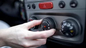 Șoferii riscă amenzi dacă pornesc aerul condiționat în mașina parcată pe caniculă