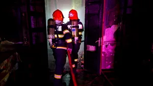 O mamă și un fiu, morți după ce apartamentul în care se aflau a luat foc