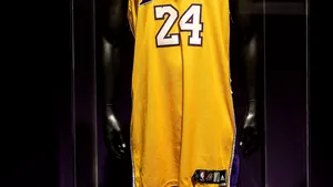 Tricoul de MVP al lui Kobe Bryant s-a vândut pentru o sumă record la licitaţie