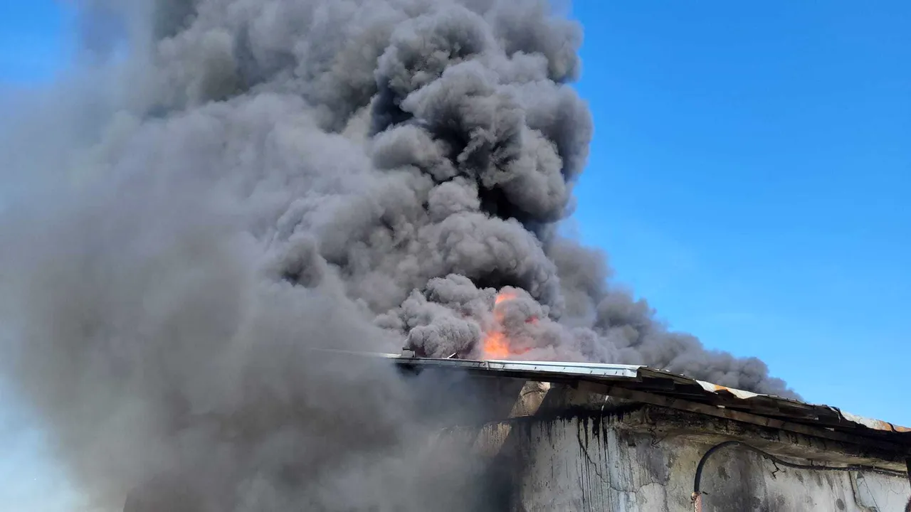 Incendiu puternic la un depozit de materiale plastice din Giurgiu. Două persoane au fost rănite