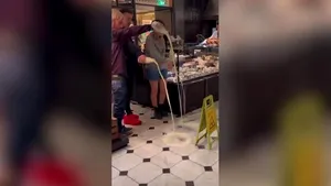 Activiştii vegani au vărsat sticle cu lapte pe podeaua magazinelor Harrods. Gestul s-a întors împotriva lor

