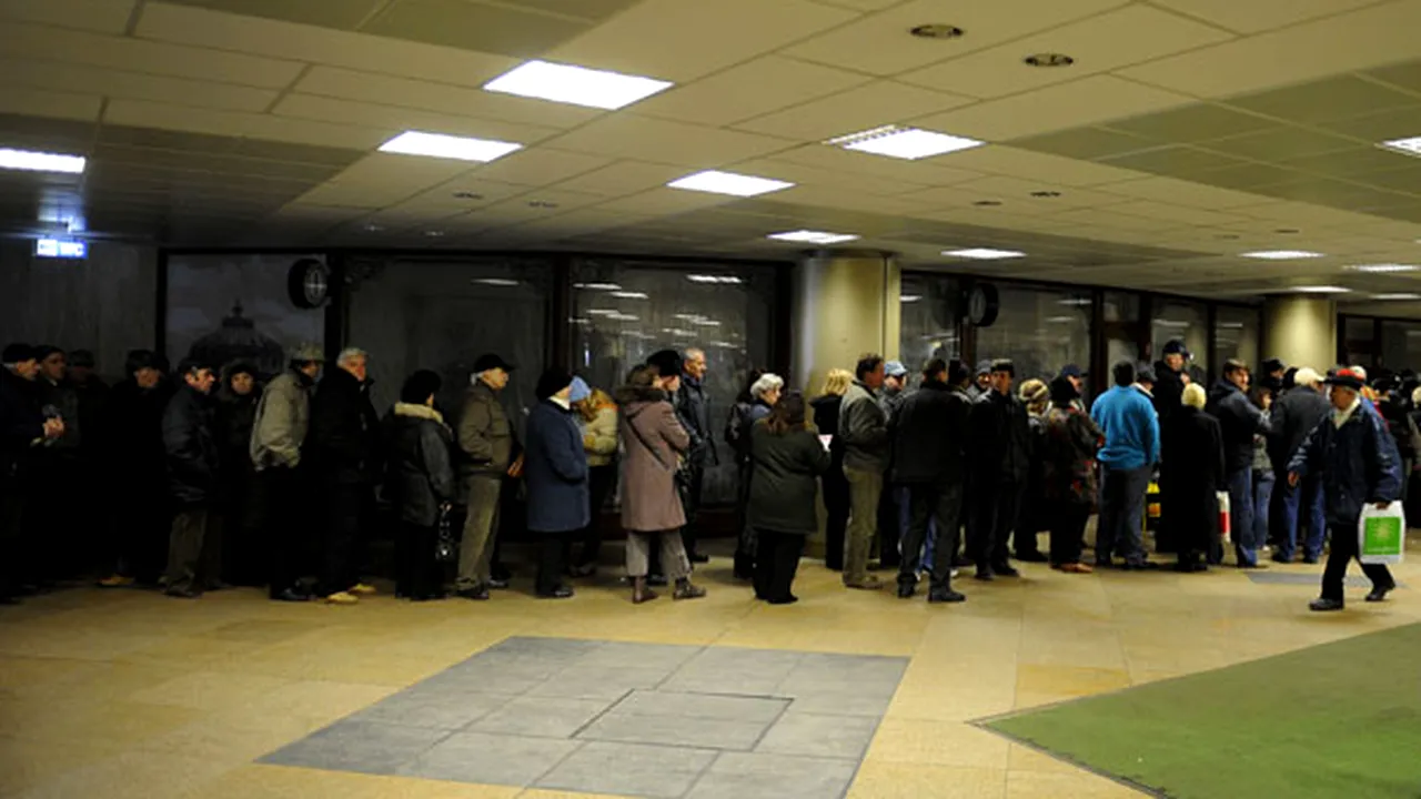 Peste 100 de persoane aşteaptă la coadă în Pasajul Universităţii să se vaccineze împotriva gripei