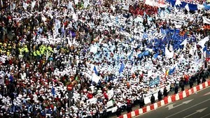 Romanian Education Unionists Protest Ouside Presidential Palace On World Teachers’ Day