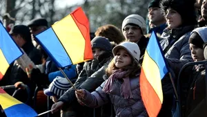 1 DECEMBRIE în ţară: Peste 6.000 de oameni la parada de la Vaslui. Circa 2.000 de persoane s-au înghesuit pentru fasole cu cârnaţi şi vin fiert, la Târgu Jiu