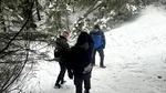 Tineri încălțați cu adidași pe munte, în plină iarnă, întorși din drum de jandarmii montani