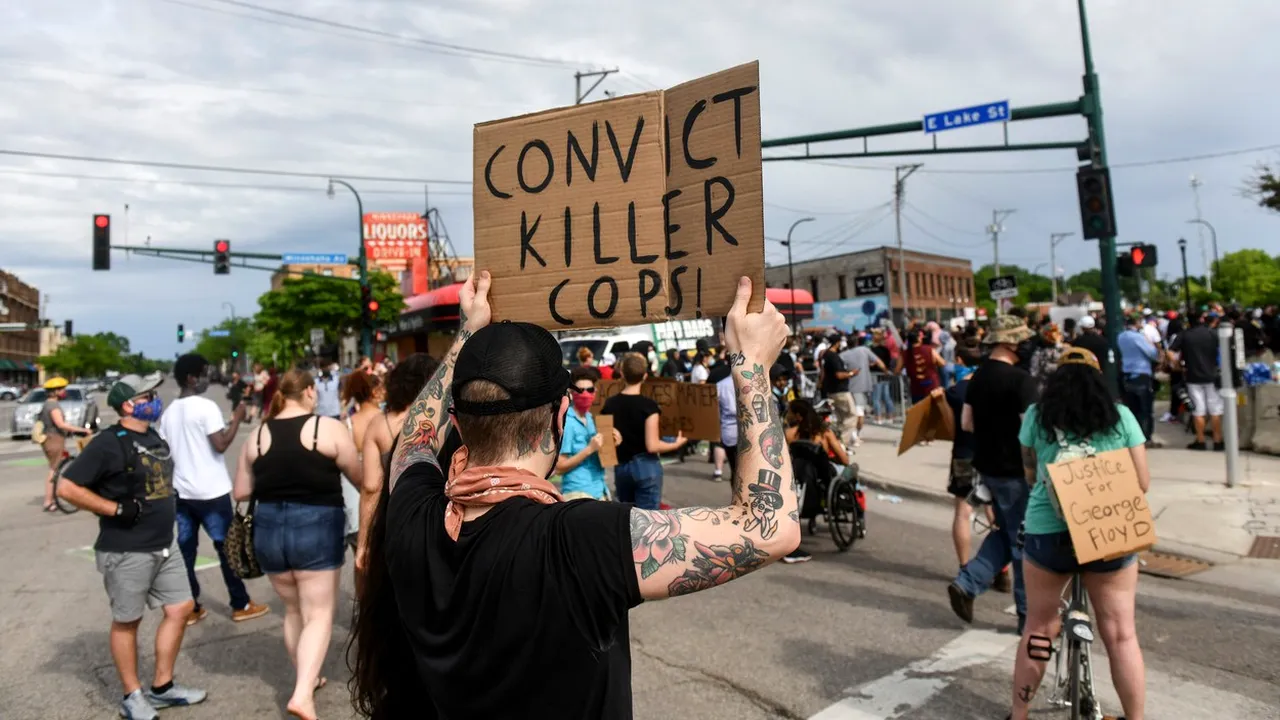 Departamentul de Poliţie din Minneapolis urmează să fie anchetat pentru încălcarea drepturilor civile după moartea lui George Floy