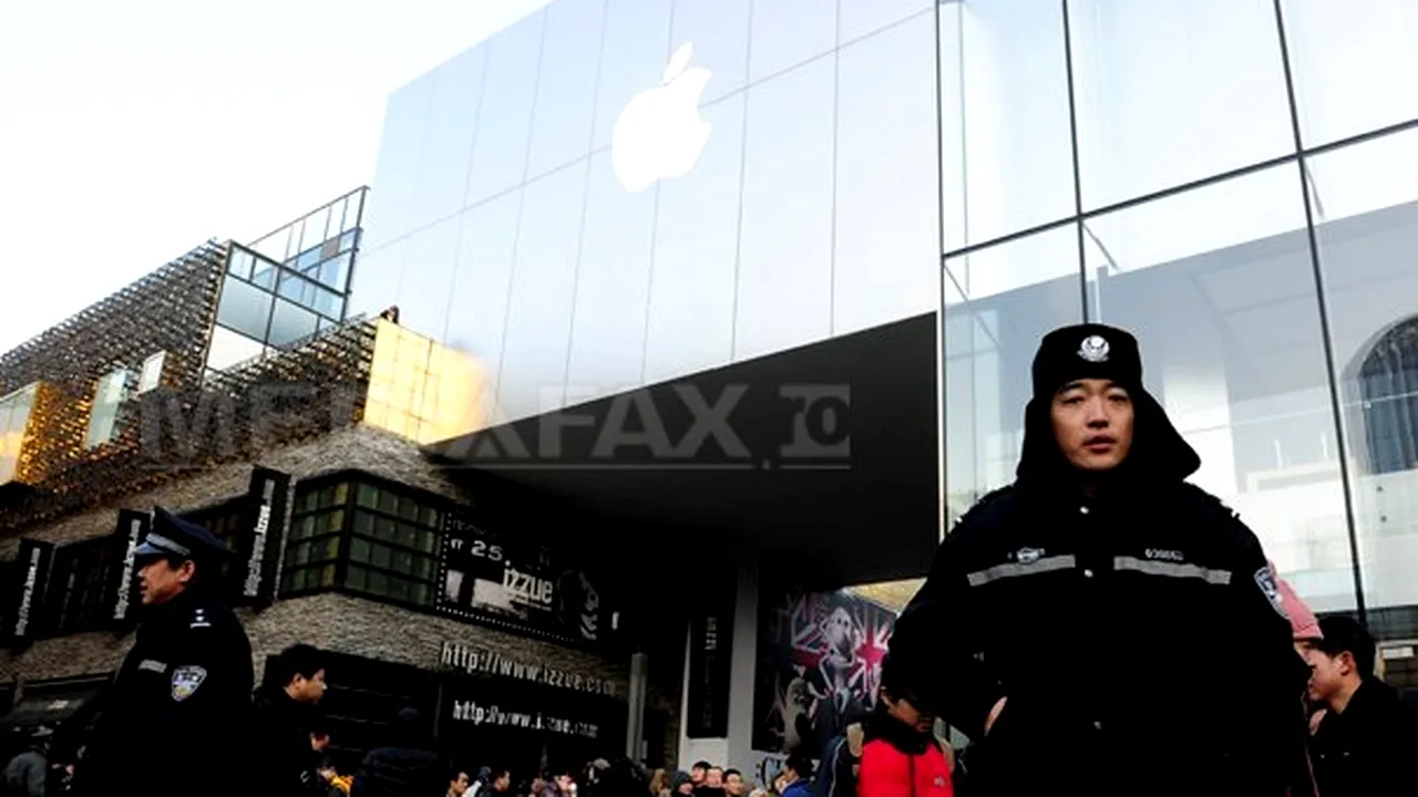 Cel mai mare magazin Apple din Beijing, atacat cu ouă de clienţi nemulţumiţi - VIDEO