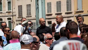 PROTEST de amploare al taximetriştilor francezi faţă de serviciul Uber: Accesul la aeroporturile şi gările din Paris, blocat: Vrem 