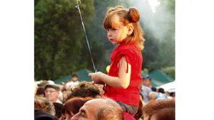 Romanian MPs Pass Law On Father’s, Mother’s Days