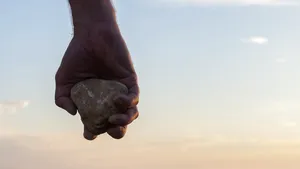 Un bărbat furios a spart cu pietre geamurile unui cămin de bătrâni şi a lovit o femeie