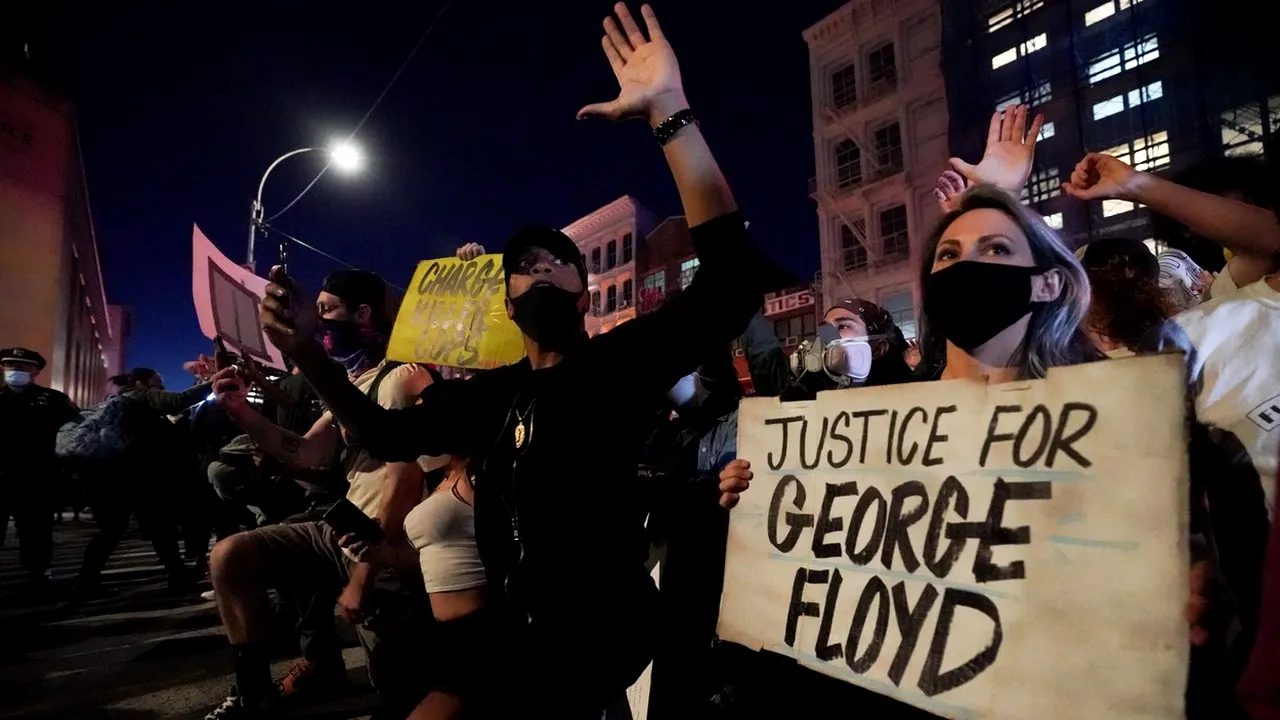 Noi violenţe în New York. Protestatarii blocaţi de poliţişti pe Manhattan Bridge
