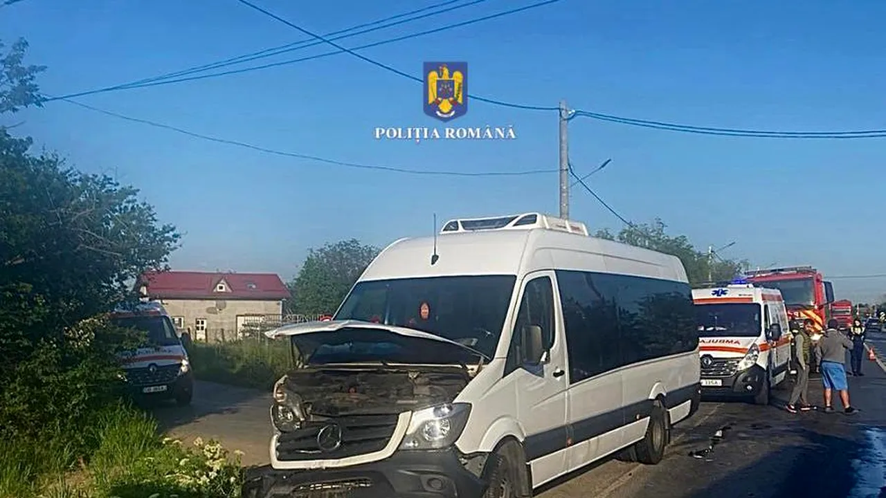 Accident între un microbuz şi o maşină în Dâmboviţa: 13 persoane implicate