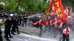 Proteste violente de Ziua Muncii în Franţa şi Turcia 