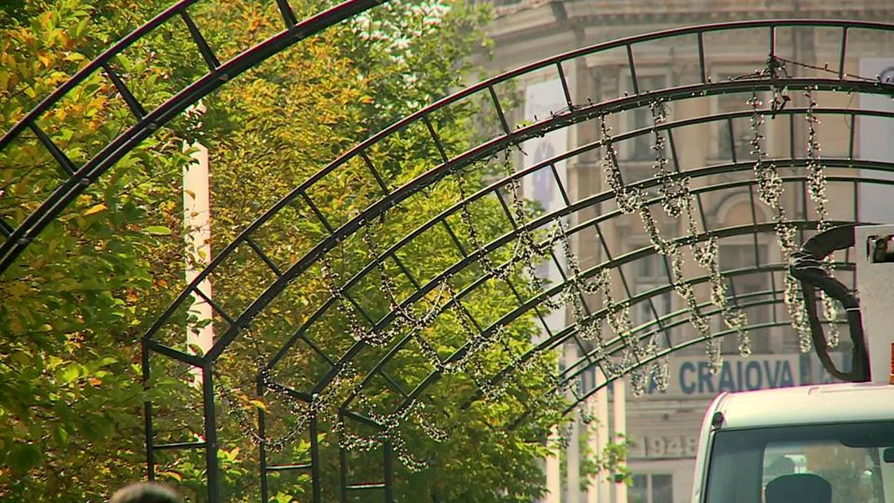 Oraşul din România unde s-a furat startul de Crăciun. Explicaţia Primăriei pentru montarea ornamentelor, în timp ce afară sunt 20 de grade