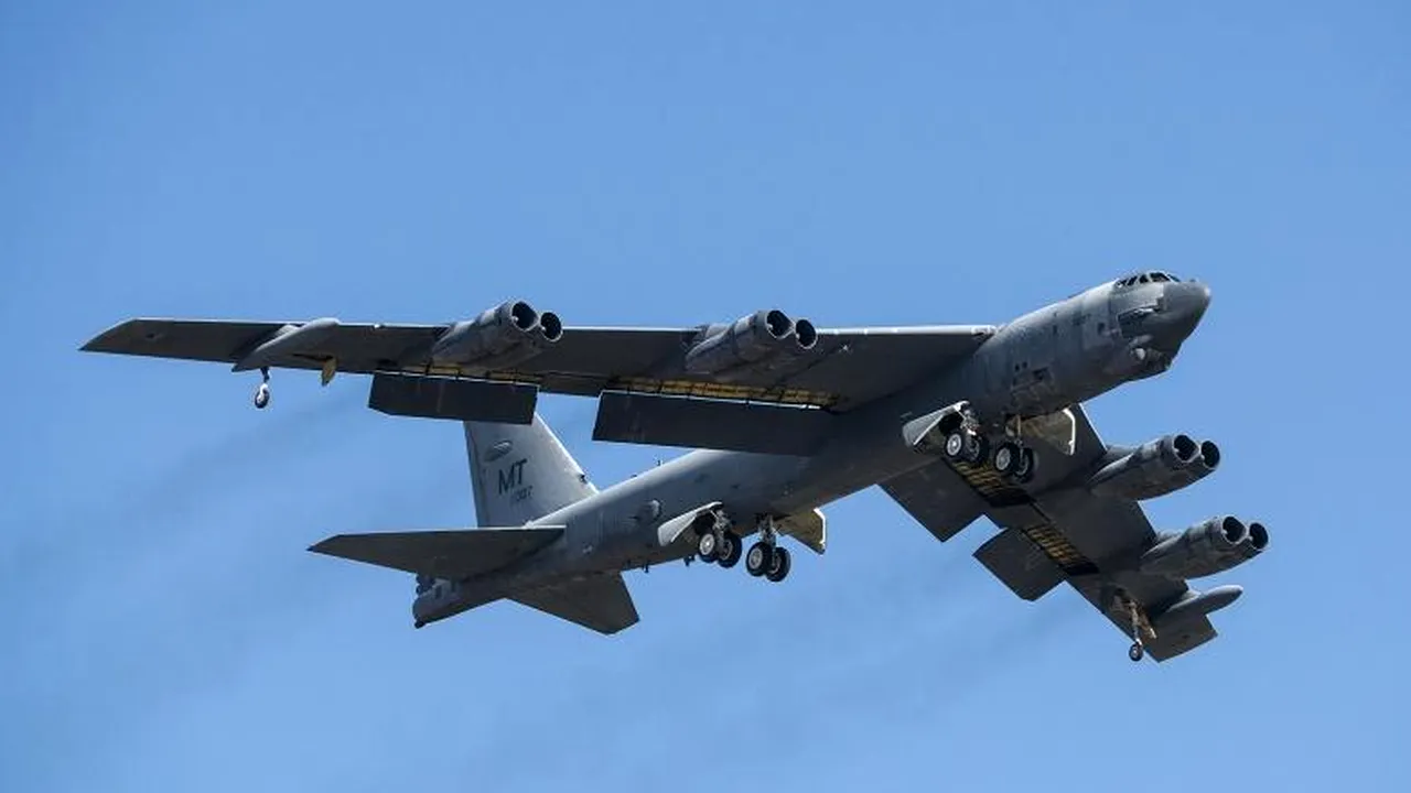 Un comandant de escadrilă de bombardiere B-52 a fost concediat după ce au fost descoperite mai multe desene nepotrivite în cockpit-ul avionului