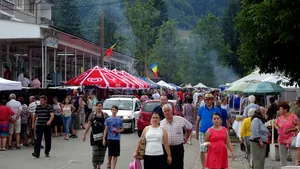GALERIE FOTO | Mii de oameni, la Târgul de Fete de pe Muntele Găina, cea mai mare sărbătoare populară din România: Ceremoniale, târguri de meşteri populari şi drumeţii montane