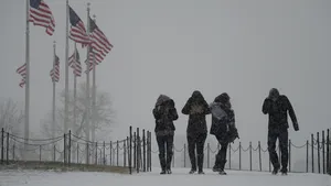 IMAGINILE ZILEI Stare de urgenţă în nord-estul Statelor Unite din cauza unei PUTERNICE furtuni de zăpadă. Mii de zboruri anulate şi şcoli închise