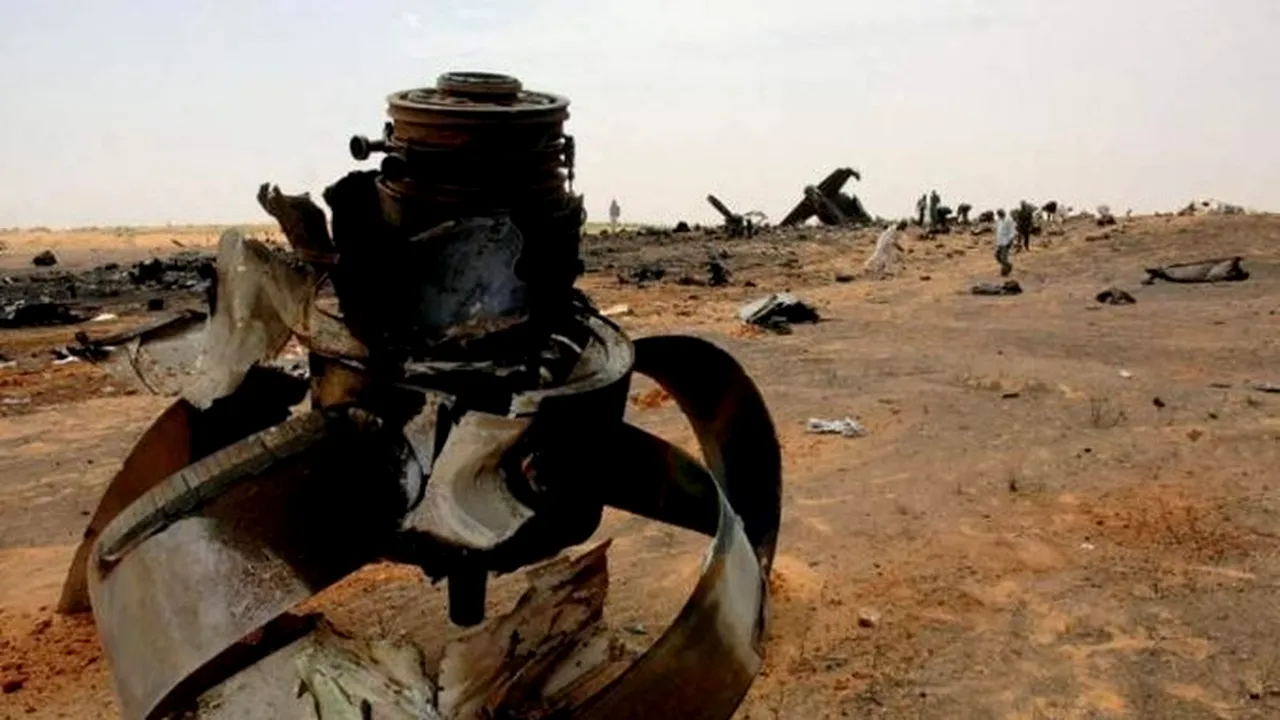 Un avion militar s-a prăbuşit peste o zonă rezidenţială din Sudan. Cel puţin 19 persoane au murit