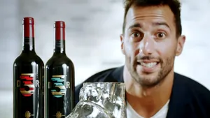Pilotul de Formula 1 Daniel Ricciardo lansează un decantor de vin inedit VIDEO