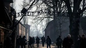 Polonia a expulzat un bărbat care a făcut salutul nazist la Auschwitz. Are interdicție de cinci ani în spațiul Schengen
