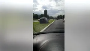 VIDEO | Maşină a Brigăzii Antitero, filmată în timp ce mergea pe linia de tramvai. SRI: Era o intervenţie