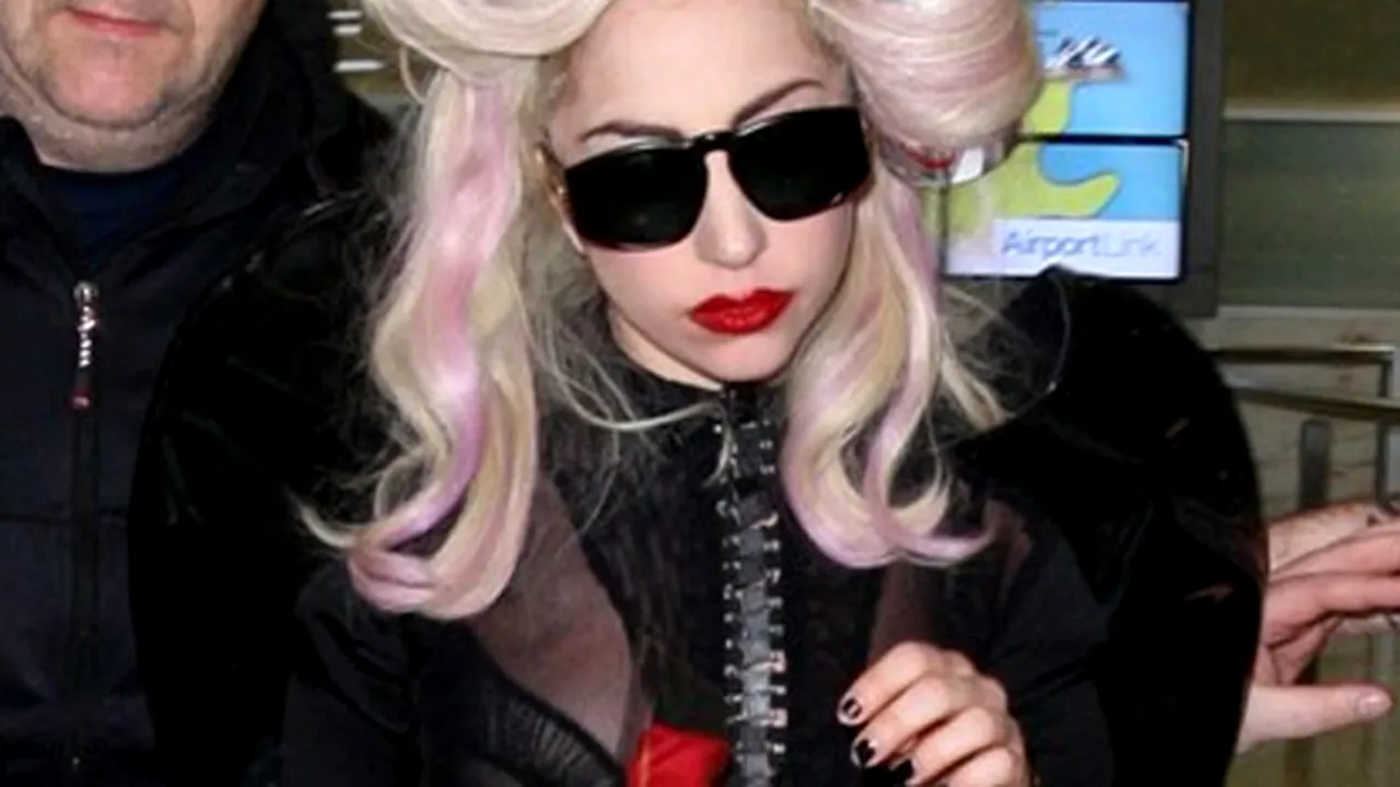 Lady Gaga şochează din nou. Şi-a pus cutii de suc în păr