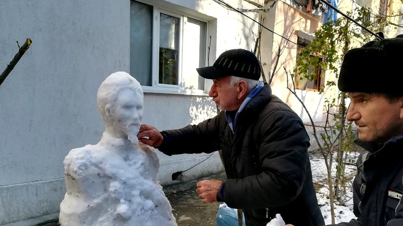 Alexandru Ioan Cuza, sculptat în zăpadă, la de un pensionar din Galaţi: Sper să nu nu fie prea cald, să reziste până mercuri | GALERIE FOTO