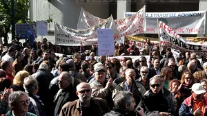 Grecia a vândut sediile mai multor ministere şi pe cel al Poliţiei din Atena. Instituţiile vor plăti chirie pentru a rămâne în clădiri