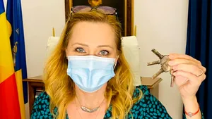 Elena Lasconi a schimbat yala casei de oaspeţi a oraşului: „Cheia” iubirii de „carte”. Primarul din Câmpulung publică fotografii