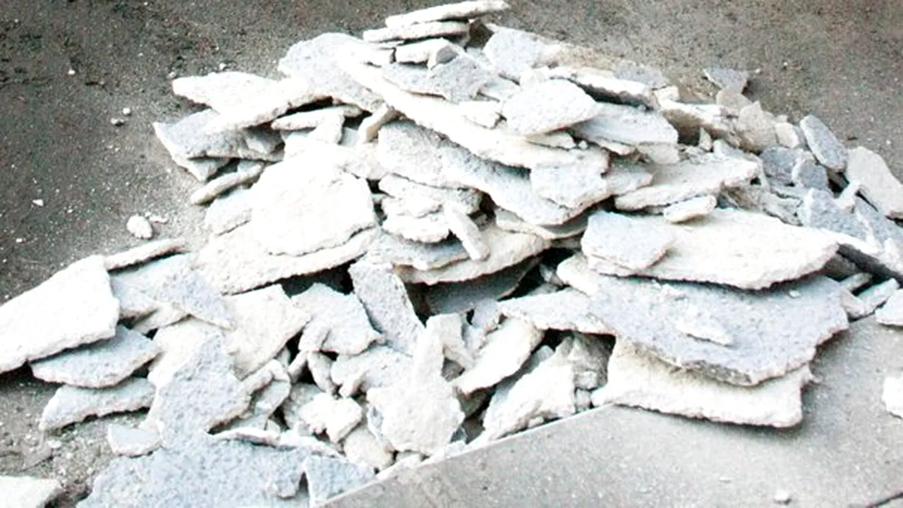 O bucată din faţada hotelului Minerva din Capitală s-a prăbuşit peste terasa unui restaurant. Un copil şi o femeie, răniţi uşor
