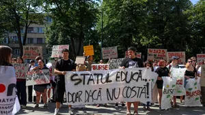 „Elevi, studenți, toți suntem prezenți!” - se strigă în fața Ministerului Educației. A doua zi de proteste