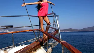 Corina Caragea, în vacanţă cu 30 de prieteni - GALERIE FOTO