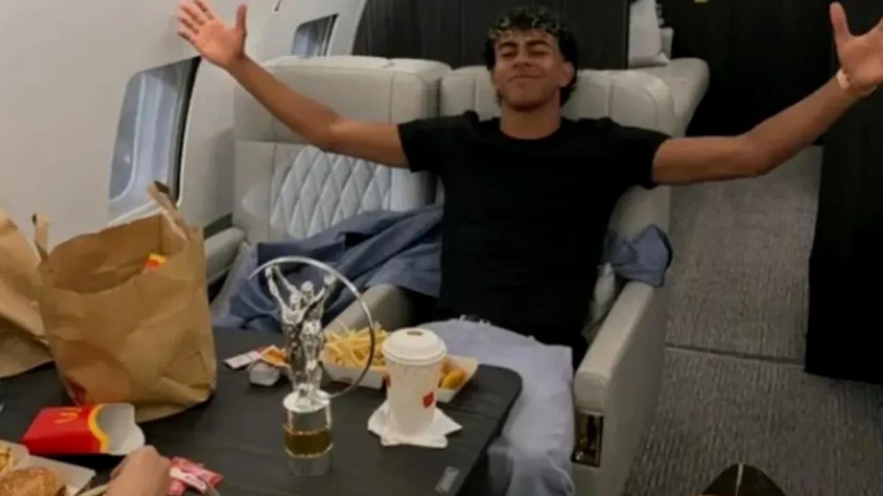 Yamal sărbătorește premiul „Tânărul Sportiv al Anului” cu burger și cartofi prăjiți într-un avion privat