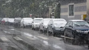 Traficul rutier, restricţionat pe DN 17A din cauza ninsorii care creează probleme şi pe calea ferată