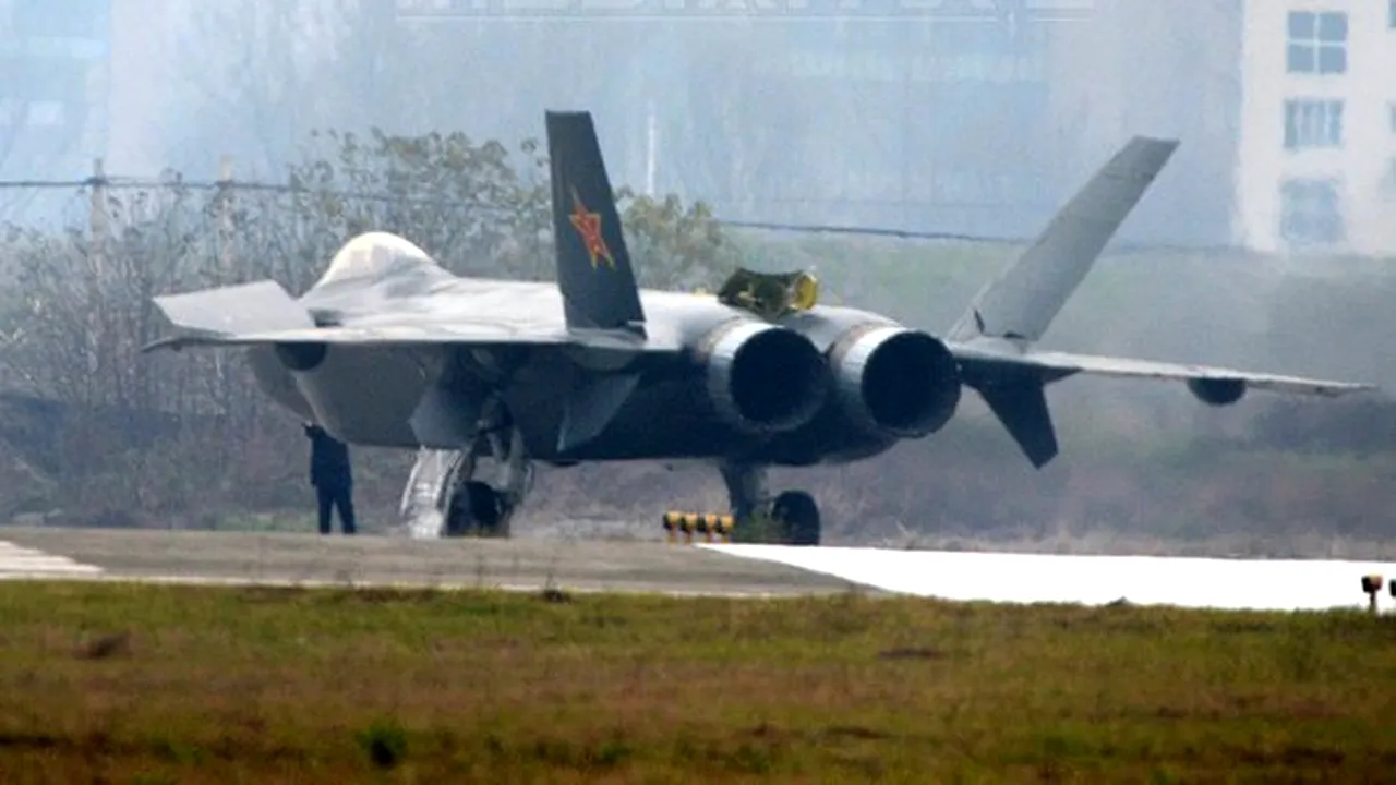 Gafă în Sankt-Petersburg: Pe afişele pentru o sărbătoare a armatei ruse, avioanele de luptă sunt chinezeşti nu ruseşti