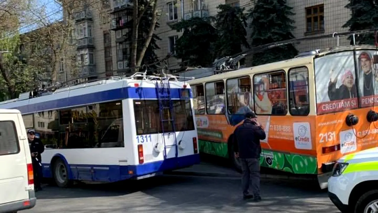 Două persoane au fost rănite, după un accident de troleibuz într-o staţie din Chişinău | FOTO