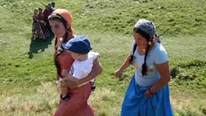 Sute de romi români, evacuaţi din Franţa