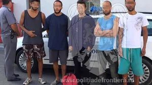 Patru algerieni şi un marocan au fost prinşi în timp ce traversau ilegal frontiera România-Serbia - FOTO