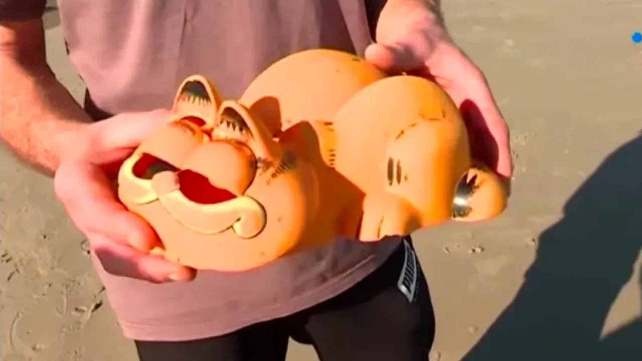 Misterul apariţiilor stranii de telefoane Garfield, timp de peste 30 de ani, pe plajele unei regiuni din Franţa, rezolvat. Răspunsul se afla într-o peşteră