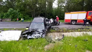 Accident teribil pe DN1: Trei persoane rănite, dintre care două încarcerate, după ce două maşini s-au ciocnit | FOTO