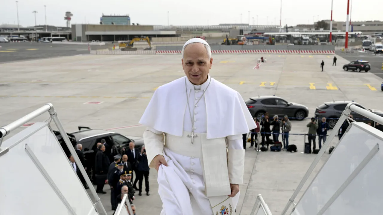 Cu ce avioane călătorește Papa. Detaliile mai puțin cunoscute din spatele zborurilor papale