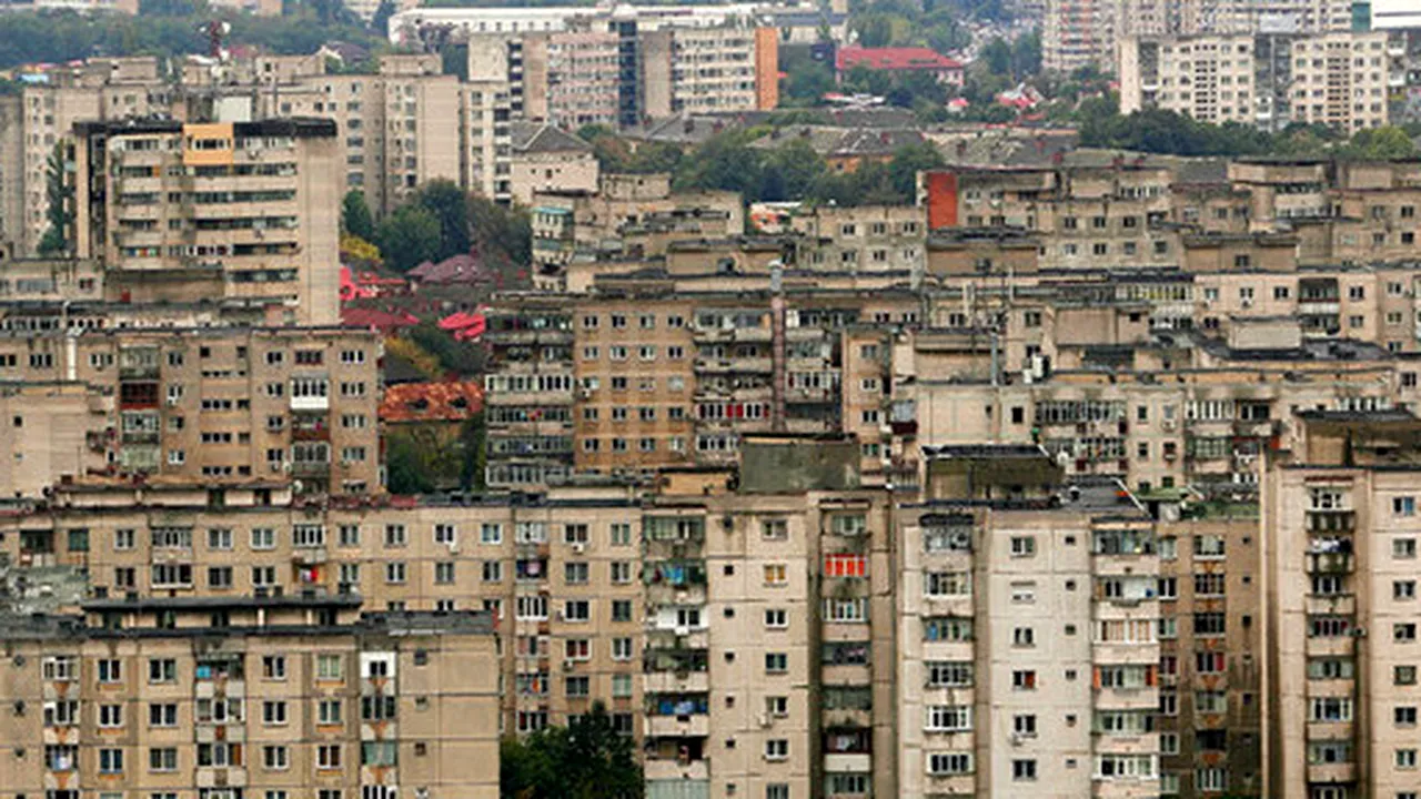 Cine scuipă pe stradă, pune rufele la uscat la vedere, scutură covoare sau aruncă hârtii pe stradă RISCĂ să fie amendat. Oraşul din România unde manierele vor fi monitorizate strict