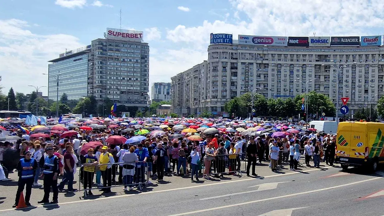 Greva din Educaţie continuă toată săptămâna. Sindicaliştii au respins oferta Guvernului, dar se mai negociază. Cu profesorii în stradă, rotativa Coaliţiei se amână