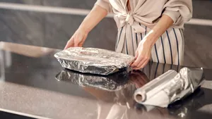 Cele două alimente pe care nu ar trebui să le păstrezi niciodată în folie de aluminiu