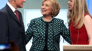 Bill Clinton şi soţia lui, Hillary, au apărut într-un selfie după modelul celui de la premiile Oscar - FOTO